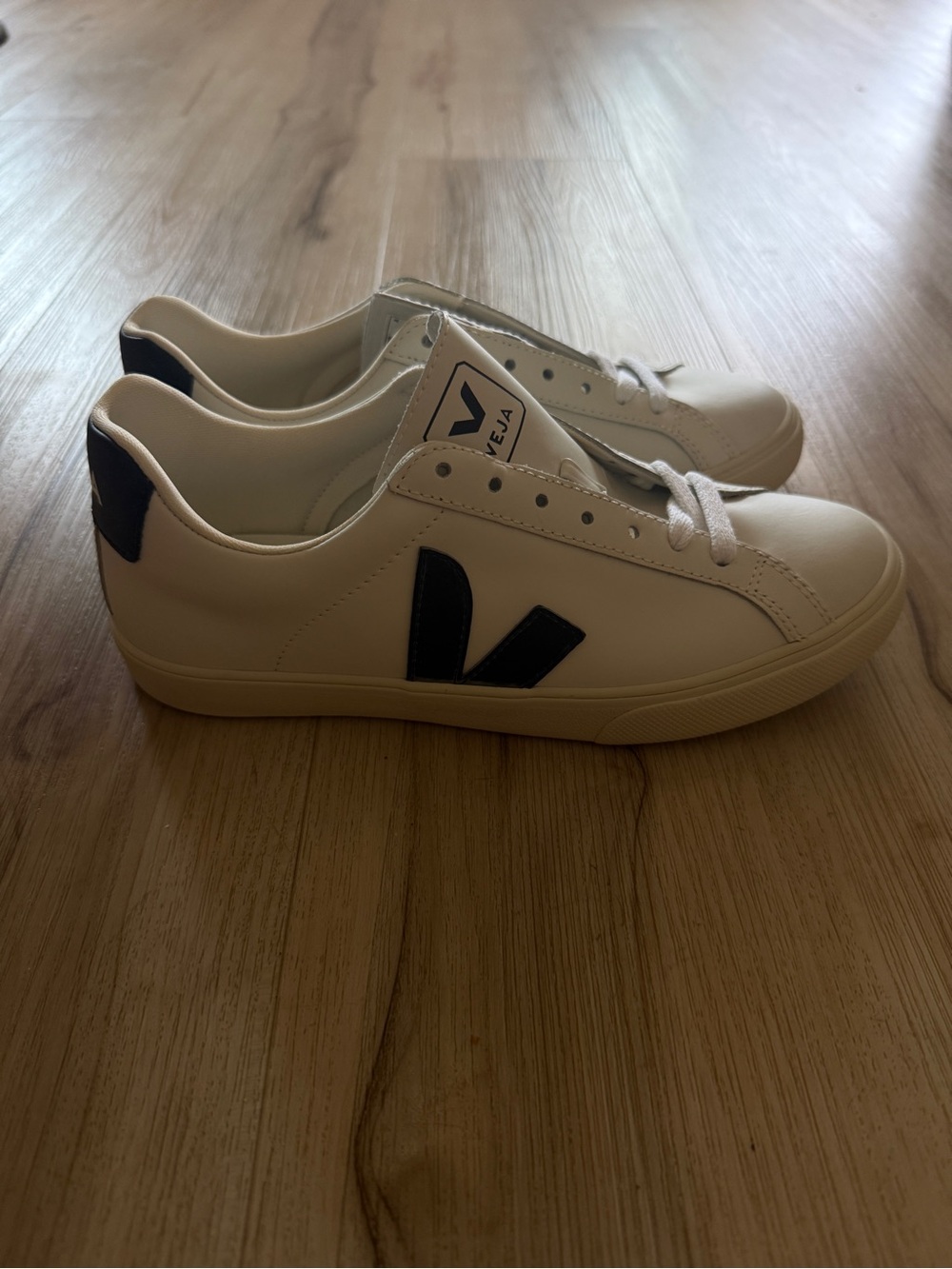 Veja white with black logo size 37